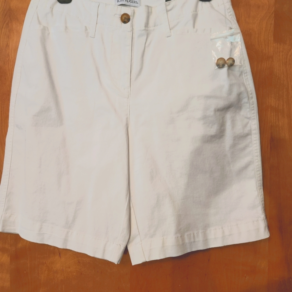 Kim Roger's White Womens Size 6 Bermuda Shorts New without tag.